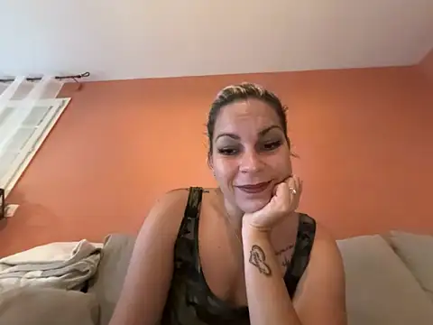 minettedusud online show from September 18, 2025, 7:32 am