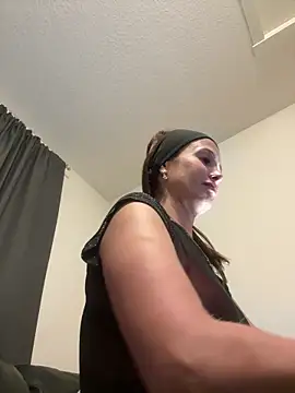 Snapshot of Alona_Brown chatting on April 3, 2026, 5:49 am Alona Brown online show from April 3, 2026, 5:49 am