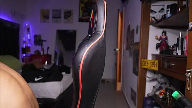 logan hugh8 online show from April 24, 2026, 12:35 am