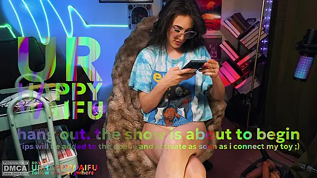 urhappywaifu online show from April 21, 2026, 3:02 am