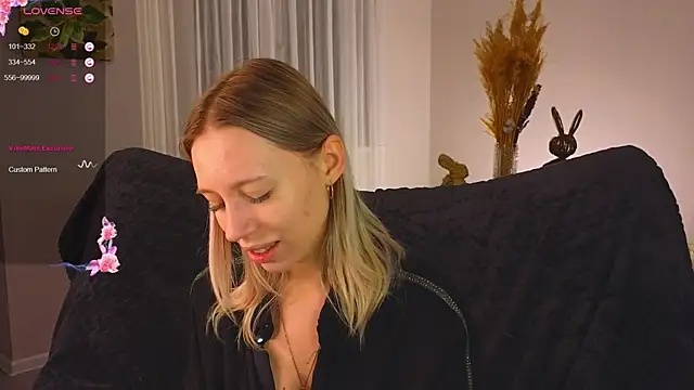 NyxaThorn online show from November 19, 2025, 2:39 pm