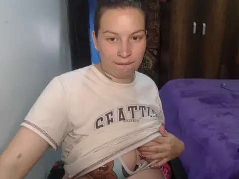 cloequeen15 online show from April 12, 2026, 4:56 pm