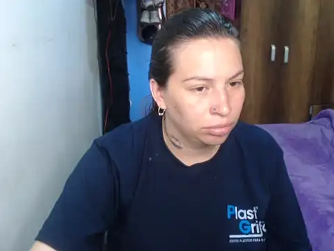 cloequeen15 online show from April 17, 2026, 1:25 pm