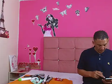 mollyandsam303av online show from November 28, 2025, 4:04 am