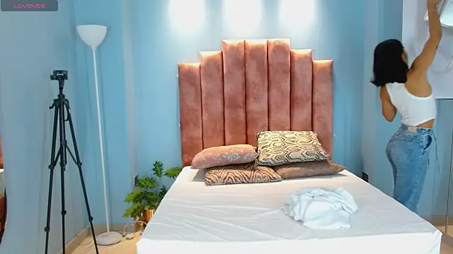 Milaa Star  online show from April 24, 2026, 3:09 am