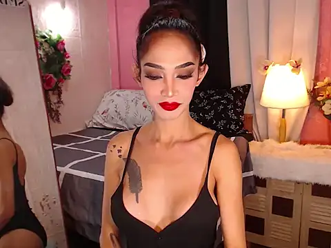 XXXQueenofTransXXX online show from February 4, 2026, 12:05 am
