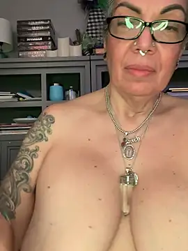 dieseldame1313 online show from April 18, 2026, 4:38 am