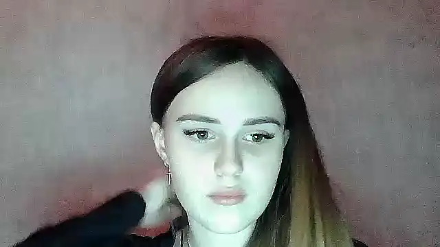 SweetLoraa online show from December 22, 2025, 4:37 pm