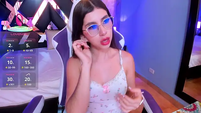 Snapshot of Emma_Petiite chatting on January 9, 2026, 6:42 pm Emma Petiite online show from January 9, 2026, 6:42 pm