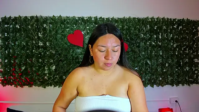 BellaRoux1 online show from February 18, 2026, 12:12 pm