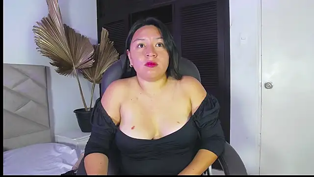 BellaRoux1 online show from March 4, 2026, 12:00 pm