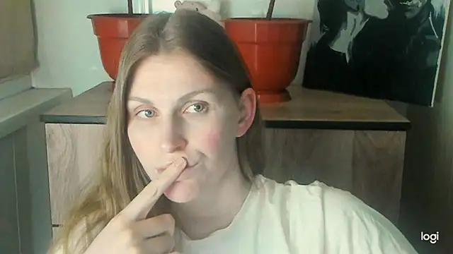JuliaMuuun online show from May 11, 2026, 9:45 pm