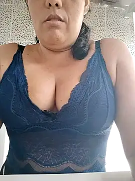 Bellapotencia1985 online show from October 31, 2025, 10:38 am