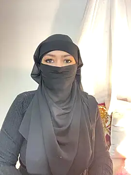 Amyraa  online show from October 18, 2025, 2:40 pm