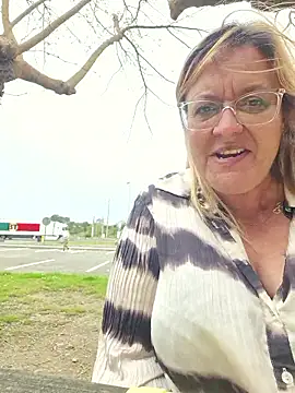 Snapshot of Misspapillon1840 chatting on April 3, 2026, 1:31 pm Misspapillon1840 online show from April 3, 2026, 1:31 pm