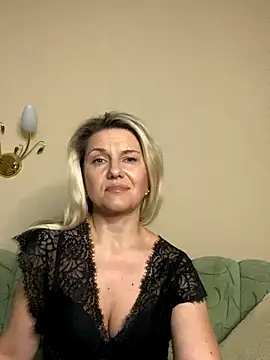 AliceSwan4011 online show from November 3, 2025, 4:19 pm