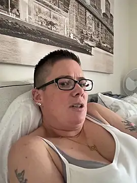 Snapshot of voluptuous-minx chatting on December 17, 2025, 9:59 am voluptuous-minx online show from December 17, 2025, 9:59 am