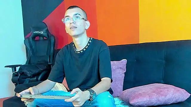 RowanCley online show from September 23, 2025, 2:09 pm