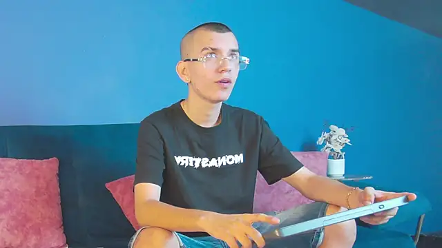 RowanCley online show from October 4, 2025, 12:47 pm