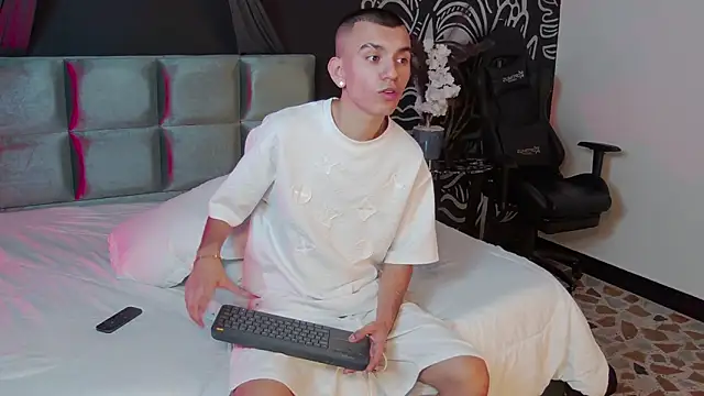 RowanCley online show from November 25, 2025, 12:49 pm