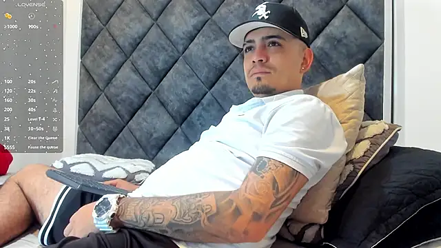 OwenStonne  online show from November 18, 2025, 11:47 am