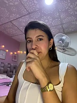 Lenapink19 online show from November 4, 2025, 12:10 am