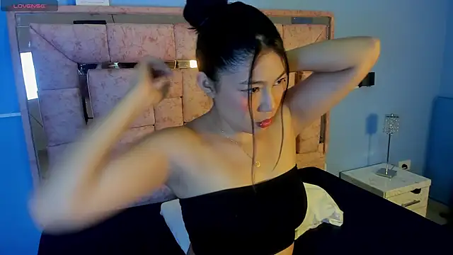 LICKY LOV online show from November 7, 2025, 3:17 am