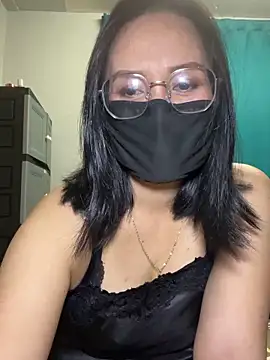 melyiaaa online show from April 15, 2026, 2:13 pm