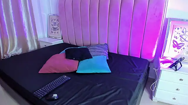 Tessa Sinclaire online show from September 30, 2025, 8:25 pm