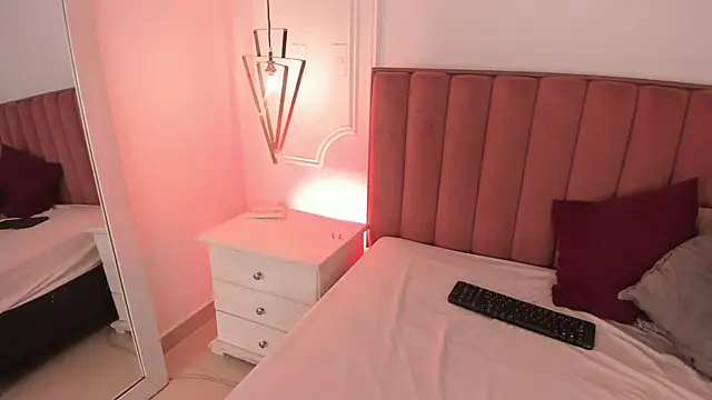 Tessa Sinclaire online show from June 3, 2026, 8:25 pm