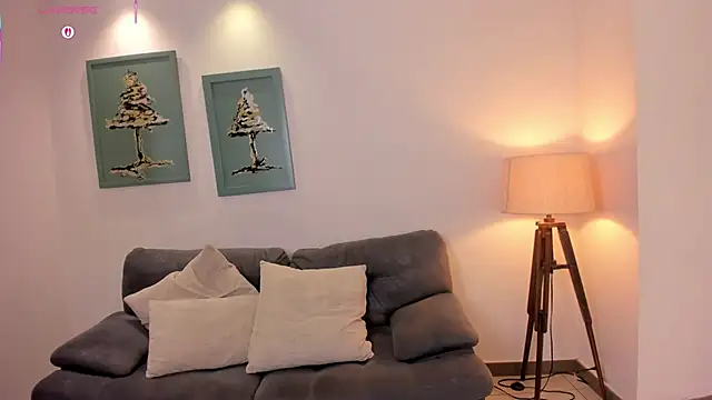 Snapshot of VeronicaBlue chatting on October 31, 2025, 9:43 am VeronicaBlue online show from October 31, 2025, 9:43 am