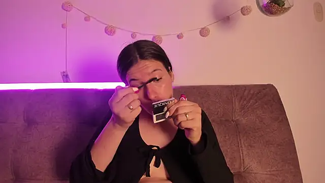 katalella brown1 online show from September 30, 2025, 12:21 pm