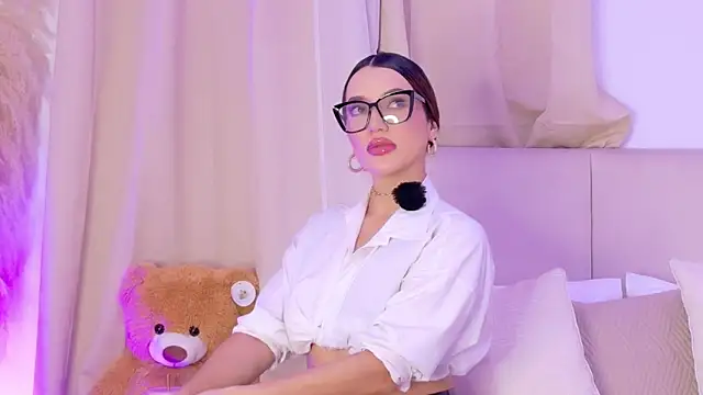 Bella-taylorr online show from April 19, 2026, 6:35 am