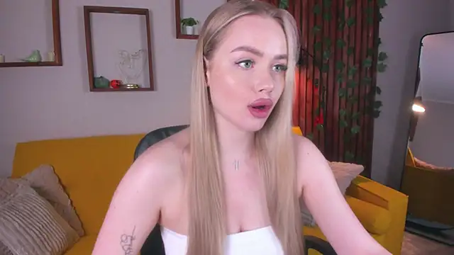 AvroraGoldie online show from November 30, 2025, 10:41 am