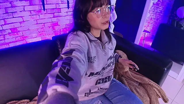 kitty malach online show from December 17, 2025, 3:23 am