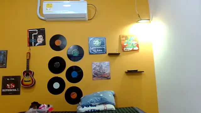 skinnyverus18 online show from September 17, 2025, 6:42 pm