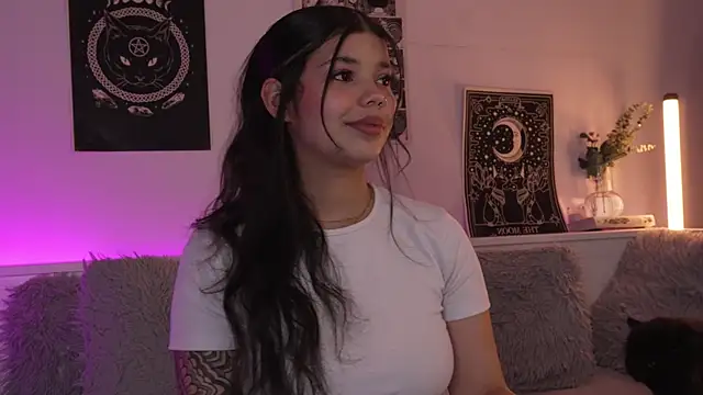 sophieee art online show from October 7, 2025, 2:20 am