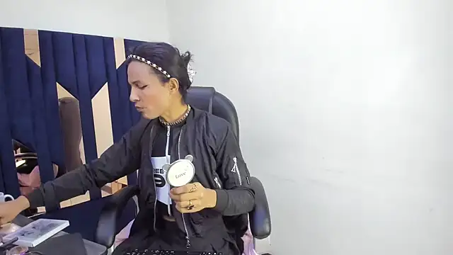 Aisha hotts777 online show from April 21, 2026, 3:13 am