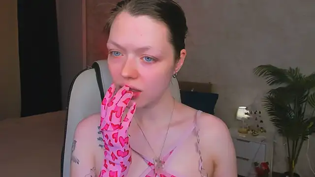 Lunar Lily online show from January 14, 2026, 5:46 am