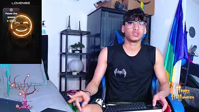 Snapshot of Gael_Jones chatting on October 12, 2025, 1:43 pm Gael Jones online show from October 12, 2025, 1:43 pm