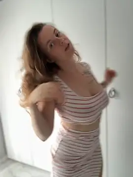 TenderLaGlamor online show from September 9, 2025, 3:33 pm