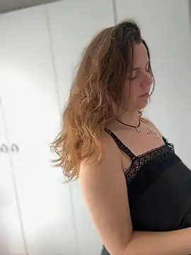 TenderLaGlamor online show from October 16, 2025, 11:11 am