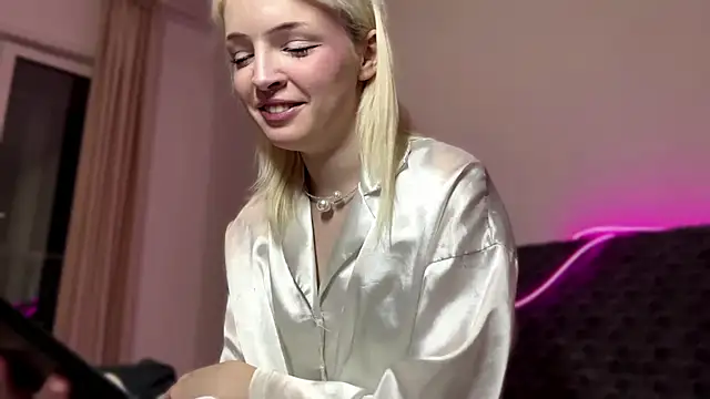 blondekira online show from October 21, 2025, 2:40 pm