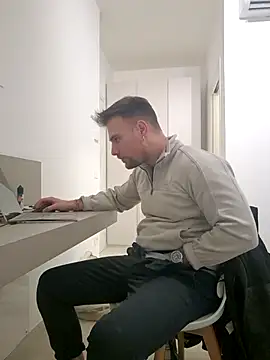 mrlyuis online show from December 15, 2025, 5:17 pm