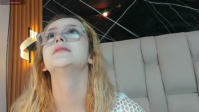 kristal joi dl online show from November 8, 2025, 12:16 pm