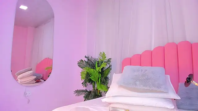 lia queen18 online show from November 6, 2025, 11:22 am