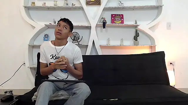 BEAUTY BOYS1 online show from November 30, 2025, 7:12 am