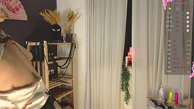 Snapshot of laracroftmansion chatting on March 4, 2026, 4:35 pm laracroftmansion online show from March 4, 2026, 4:35 pm