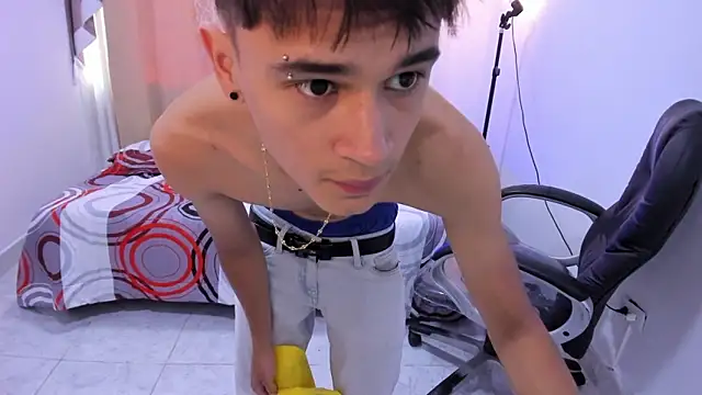 Snapshot of Aron_Boyy chatting on April 22, 2026, 7:48 pm Aron Boyy online show from April 22, 2026, 7:48 pm