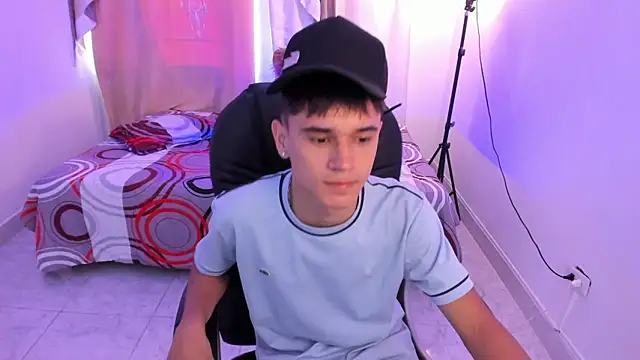 Snapshot of Aron_Boyy chatting on April 24, 2026, 8:44 pm Aron Boyy online show from April 24, 2026, 8:44 pm